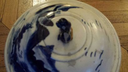 CHINE Corps de fontaine et son couvercle en porcelaine à décor de personnages en...