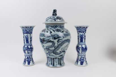 CHINE Paire de vases cornet en porcelaine à décor en camaïeu bleu. 
H. 26 cm Potiche...