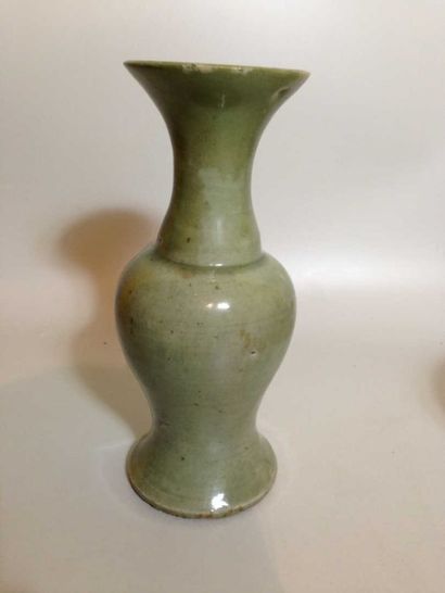 CHINE Vase balustre émaillé céladon. 
Restaurations. 
H : 20.5 cm