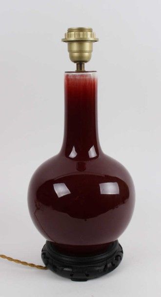 CHINE Vase balustre sang de boeuf monté en lampe. (socle en bois ajouré) 
 H. vase...