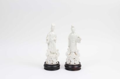 CHINE Deux sujets en porcelaine blanc de Chine. 
XIX°siècle. 
H. 21 cm 
On y joint...