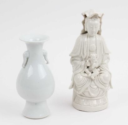 CHINE Vase piriforme à col ouvert en porcelaine blanche, anses en forme de tête d'éléphant,...