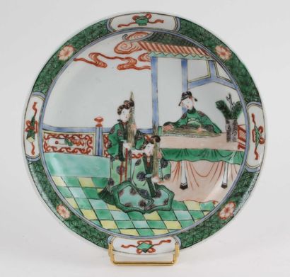 CHINE Une coupe en porcelaine à décor "famille verte" de trois musiciennes jouant...