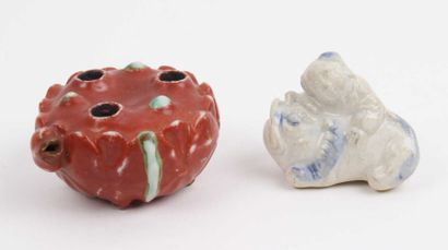 CHINE Compte-goutte en forme de bouton de lotus en porcelaine émaillée corail, et...