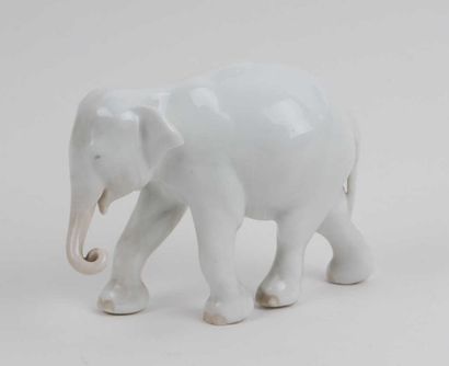 null ENSEMBLE comprenant : CHINE. Statuette en porcelaine blanche "éléphant". L....