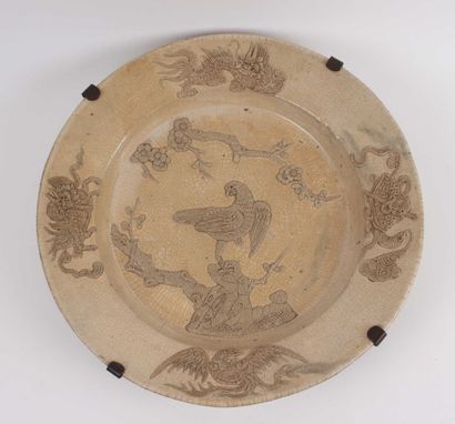 CHINE Plat en grès à décor en relief d'oiseaux, de dragons, de qilins, de torutes...