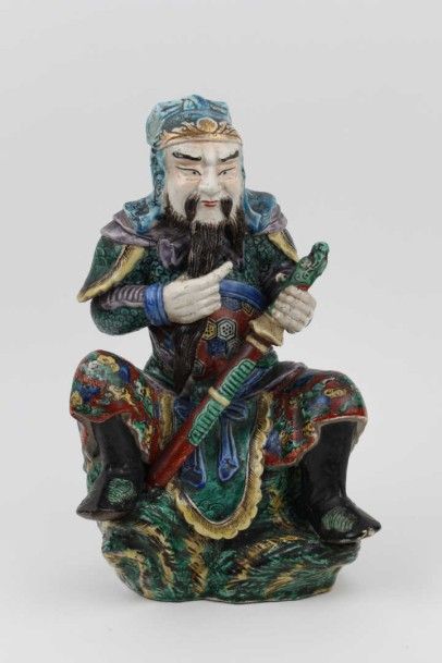 CHINE Statuette en porcelaine polychrome représentant un guerrier à la longue barbe...