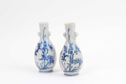 JAPON Paire de vases à décor blanc bleu de roses et insectes. 
Accidents et restaurations...
