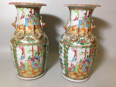 CANTON Paire de vases balustre en porcelaine à décor polychrome dans des réserves...