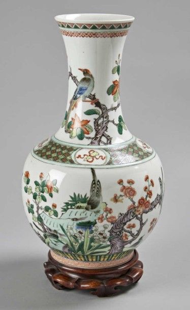 CHINE Vase balustre en porcelaine en émaux de la Famille Verte à décor d'oiseaux...