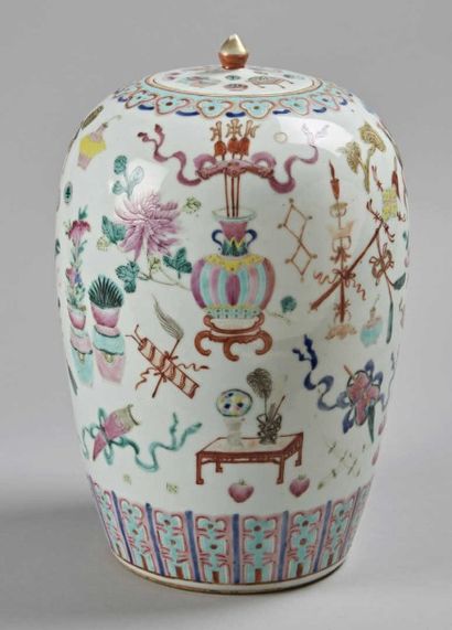 CHINE Vase couvert en porcelaine à décor polychrome en léger relief de mobilier,...
