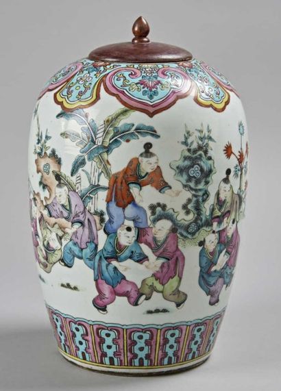 CHINE Vase couvert en porcelaine à décor polychrome en léger relief de mobilier,...