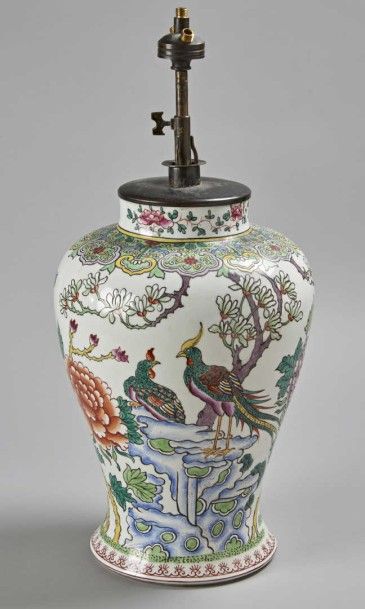 CHINE Vase en porcelaine à décor polychrome de branchages fleuris, monté en lampe....