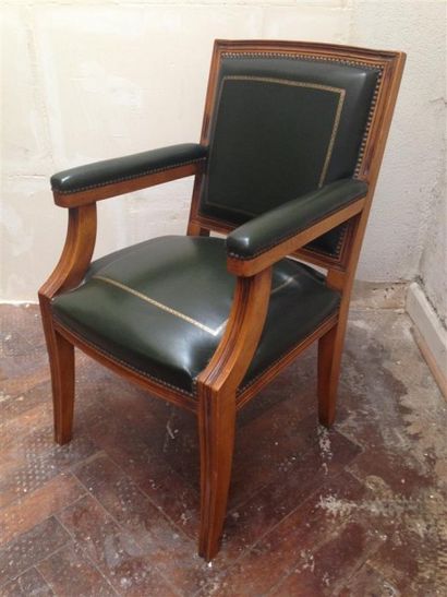 null SUITE de quatre fauteuils en bois naturel assise en cuir vert. 
Travail des...