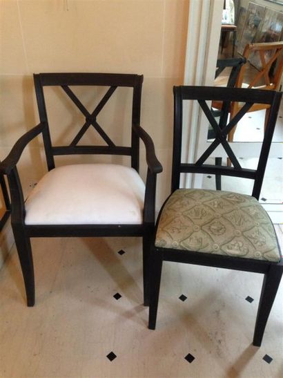 null ENSEMBLE de quatre fauteuils et six chaises en bois laqué noir. Dossier à croisillon,...