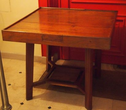 null TABLE A JEUX en bois exotique, le plateau carré ouvrant par quatre tiroirs à...