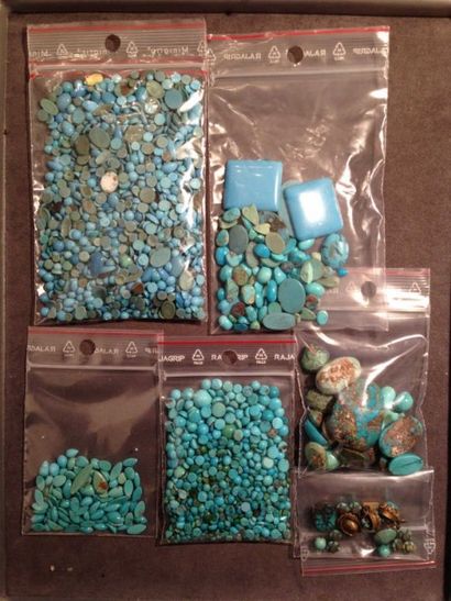 null LOT de pierres gemmes (turquoise, quartz...) et pierres d'imitation de formes...