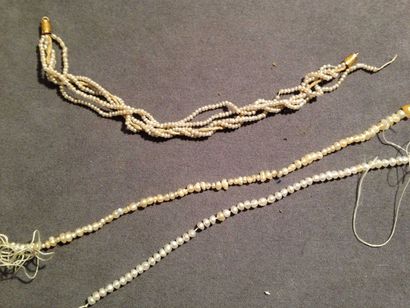 null LOT de perles fines et de culture comprenant: colliers, parties de bracelet...