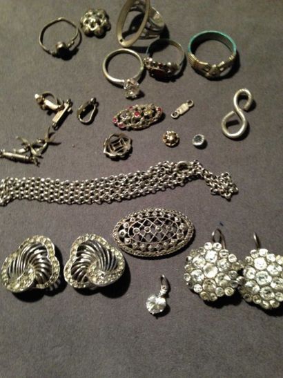 null LOT en argent et métal comprenant: bagues, colliers, boucles d'oreille etc......