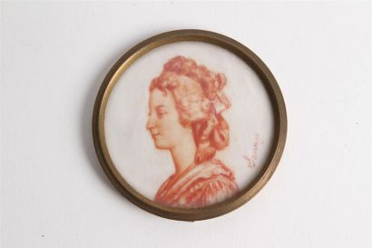 SAUVAGE "Portrait de femme de profil"
Miniature ronde à la sanguine sur ivoire.
Signée.
Diamètre:...