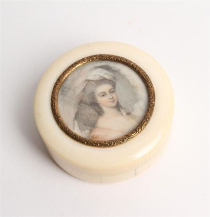 null BOITE ronde en ivoire, le couvercle orné d'une miniature "Portrait de femme".
Fin...