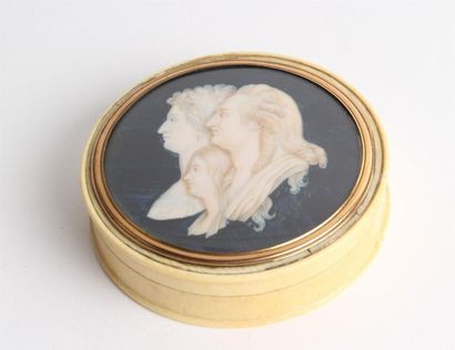null TABATIERE ronde en ivoire, le couvercle présente une miniature sur ivoire "Portraits...