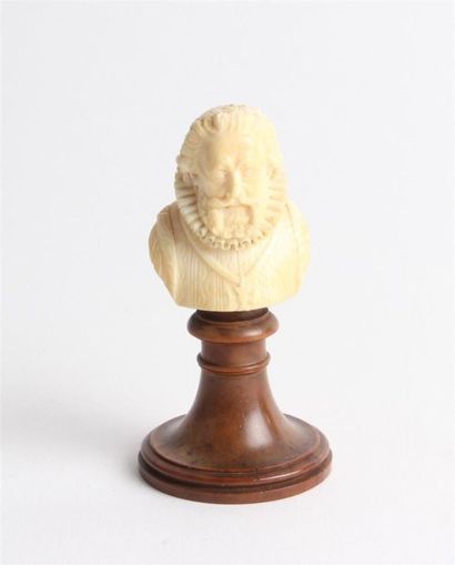 null STATUETTE en ivoire sculpté "Buste d'Henri IV".
XIXème siècle.
Sur un piédouche...