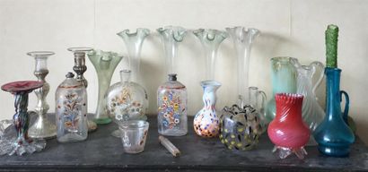 null ENSEMBLE en verrerie, certaines pièces émaillées comprenant : vases soliflore,...