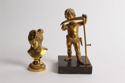 null DEUX SUJETS en bronze doré Amour tenant une faux - Epreuve reposant sur un socle...