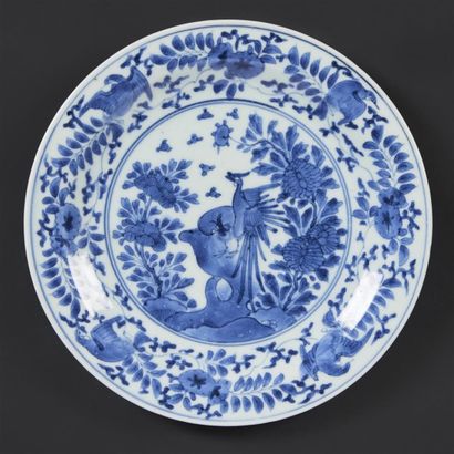 JAPON Plat rond en porcelaine d'Arita à décor en bleu sous couverte de deux oiseaux...