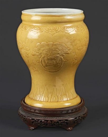 CHINE Vase de forme balustre en porcelaine émaillée jaune à décor en relief et incisé...