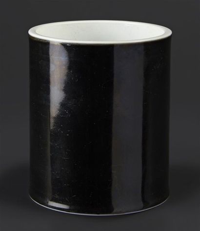 CHINE Porte-pinceaux cylindrique en porcelaine à fond noir.
Période Kanghi (1662-1722)....