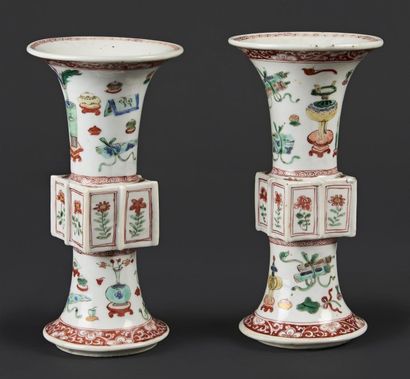 CHINE Paire de vases de forme cornet en porcelaine à section carrée au centre, à...