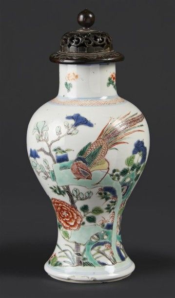 CHINE Vase de forme balustre en porcelaine à décor polychrome des émaux de la famille...