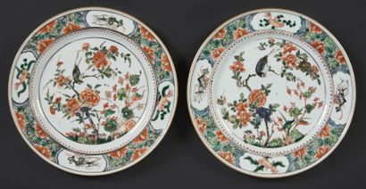 CHINE Deux assiettes en porcelaine à décor polychrome, des émaux de la famille verte,...