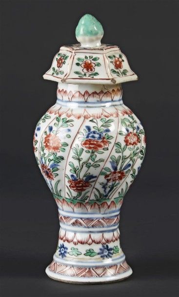 CHINE Vase de forme balustre à côtes torses et un couvercle en porcelaine à décor...