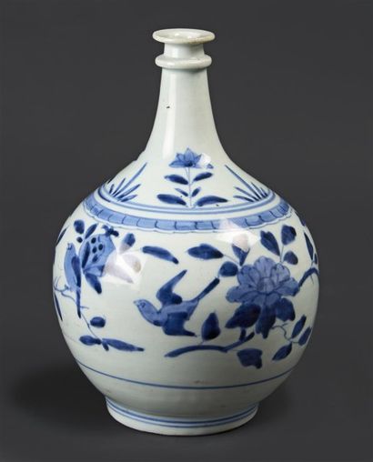 JAPON Vase bouteille d'apothicairerie en porcelaine de forme ovoïde à décor en bleu...