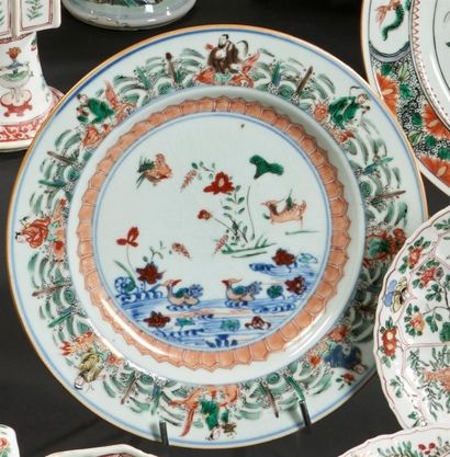 CHINE Assiette en porcelaine à décor polychrome, des émaux de la famille verte, de...
