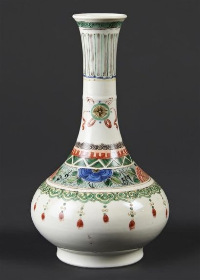 CHINE Vase bouteille de forme balustre en porcelaine à décor polychrome des émaux...