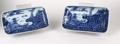 JAPON Deux plateaux rectangulaires en porcelaine à décor en bleu sous couverte de...
