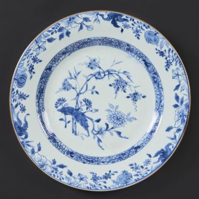 CHINE Plat rond en porcelaine à décor en bleu sous couverte de bambous et pivoines...