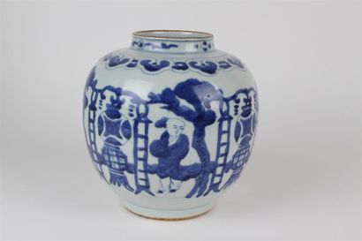 CHINE Vase de forme ovoïde en porcelaine à décor en bleu sous couverte d'enfants...