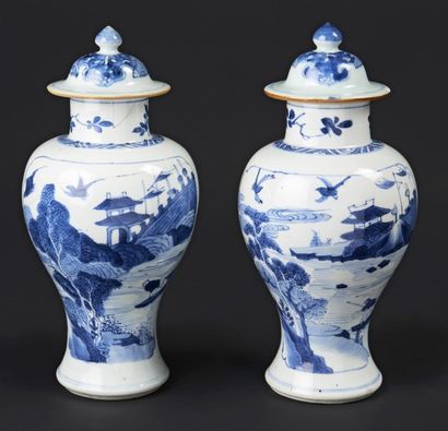 CHINE Paire de vases en porcelaine de forme balustre et deux couvercles à décor en...