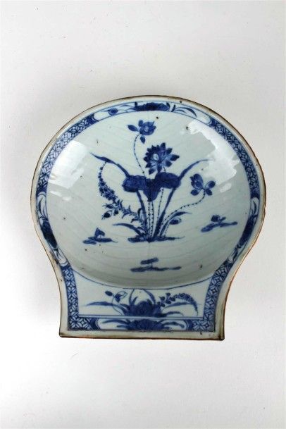CHINE Coupe en porcelaine en forme de coquille à décor en bleu sous couverte de fleurs...