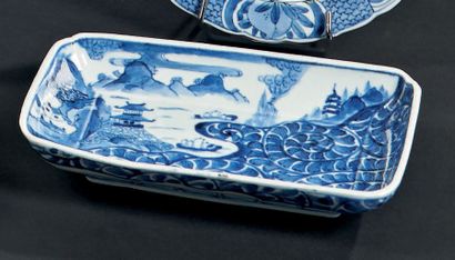 JAPON Deux plateaux rectangulaires en porcelaine à décor en bleu sous couverte de...