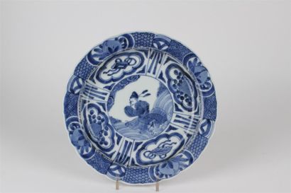 JAPON Petit plat à bord contourné en porcelaine à décor en bleu sous couverte d'un...