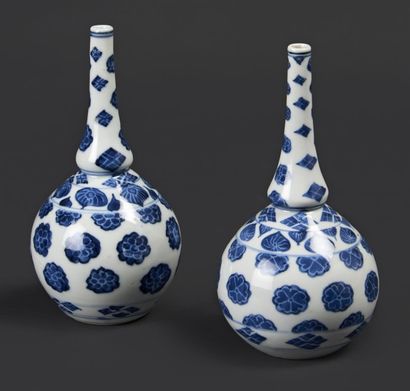 CHINE Paire de vases bouteille en porcelaine à décor en bleu sous couverte de fleurs...