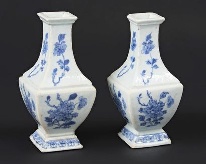 CHINE Paire de vases en porcelaine de forme balustre à section carrée à décor en...