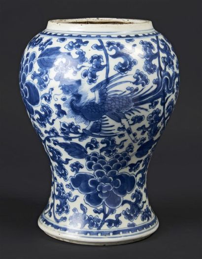 CHINE Vase de forme balustre en porcelaine à décor en bleu sous couverte de phoenix...