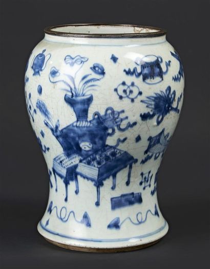 CHINE Vase de forme balustre en porcelaine à décor en bleu sous couverte de mobilier,...